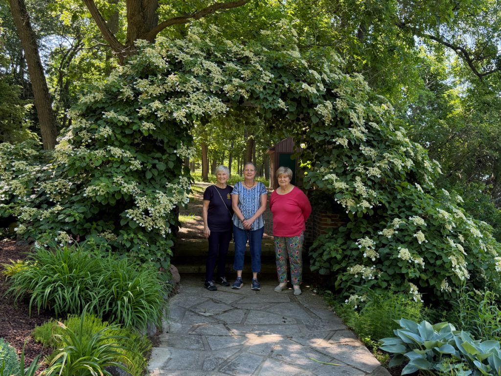 Landscapers enjoy a day out exploring Kellogg Manor Gardens. Photo credit: Kathy Kienle
